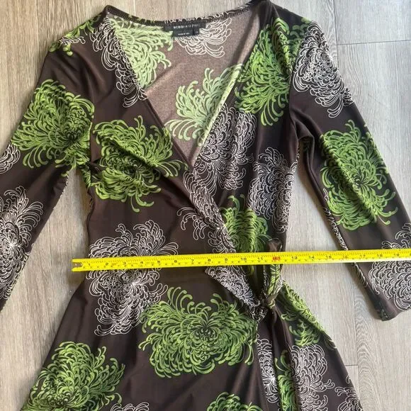 BCBG Maxazria Abstract Print V-Neck Wrap Dress With Tie Waist Size XS Brown - Picture 3 of 12